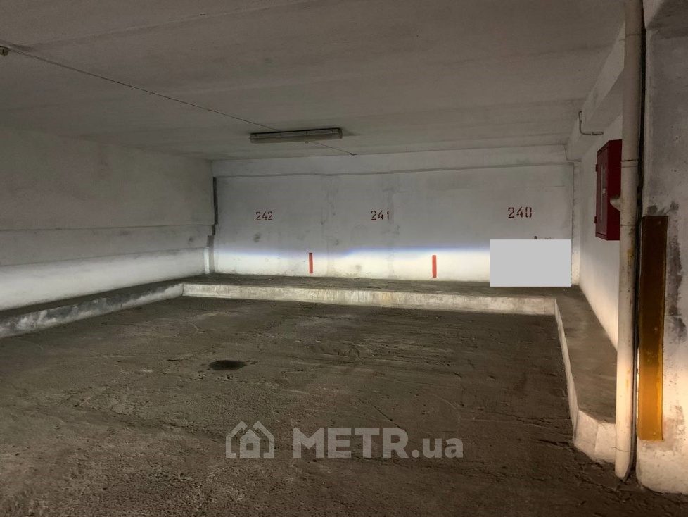 Фото места в подземном паркинге, г. Одесса, Армейская 13а, ул. Армейская (15990-1)