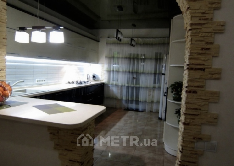 Фото дома, пгт Великодолинское, ул. Центральная (21734-3)