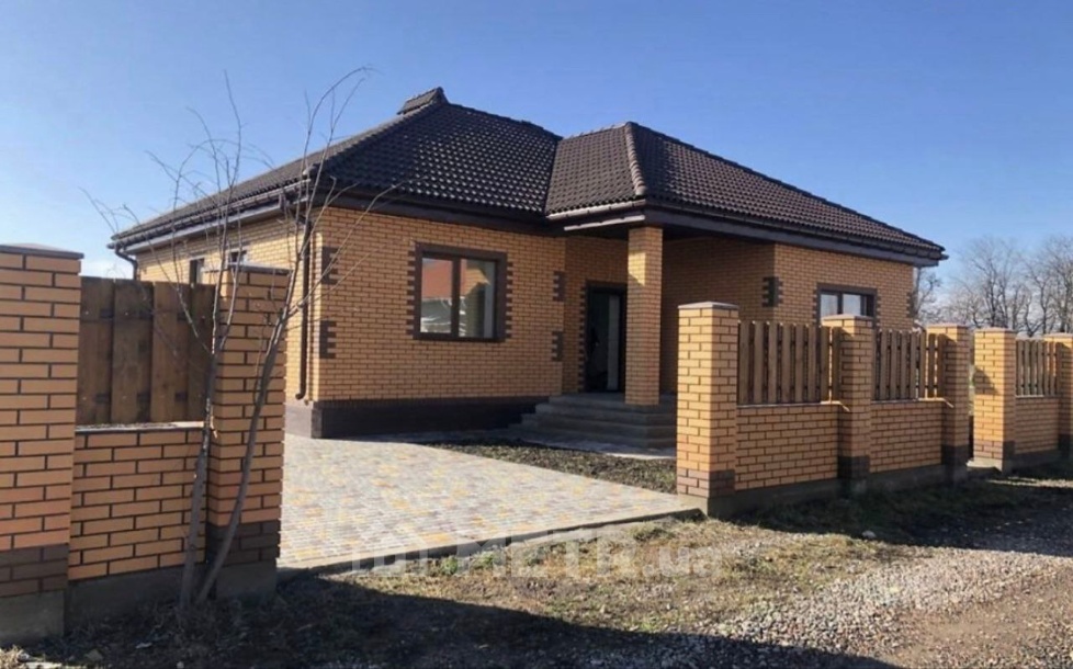 Фото дома, пгт Александровка, пер. Лунный 7 (22662-1)